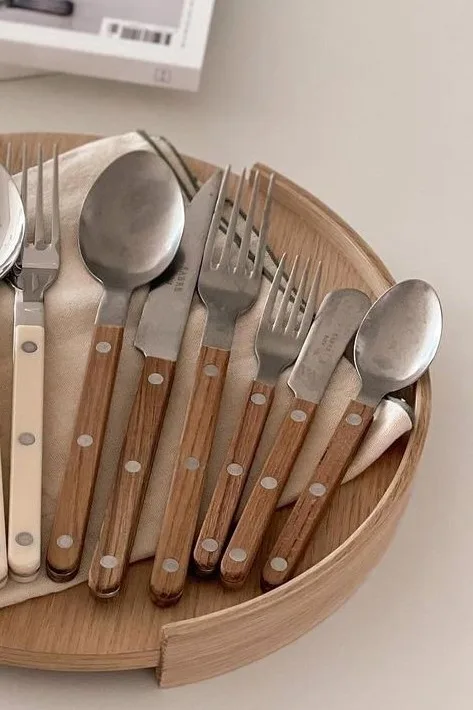 Bestickguide – skötselråd för att rengöra bestick. Bistrot bestick i rostfritt stål och träskaft i trä från SABRE Paris. Foto: @fl.hyun