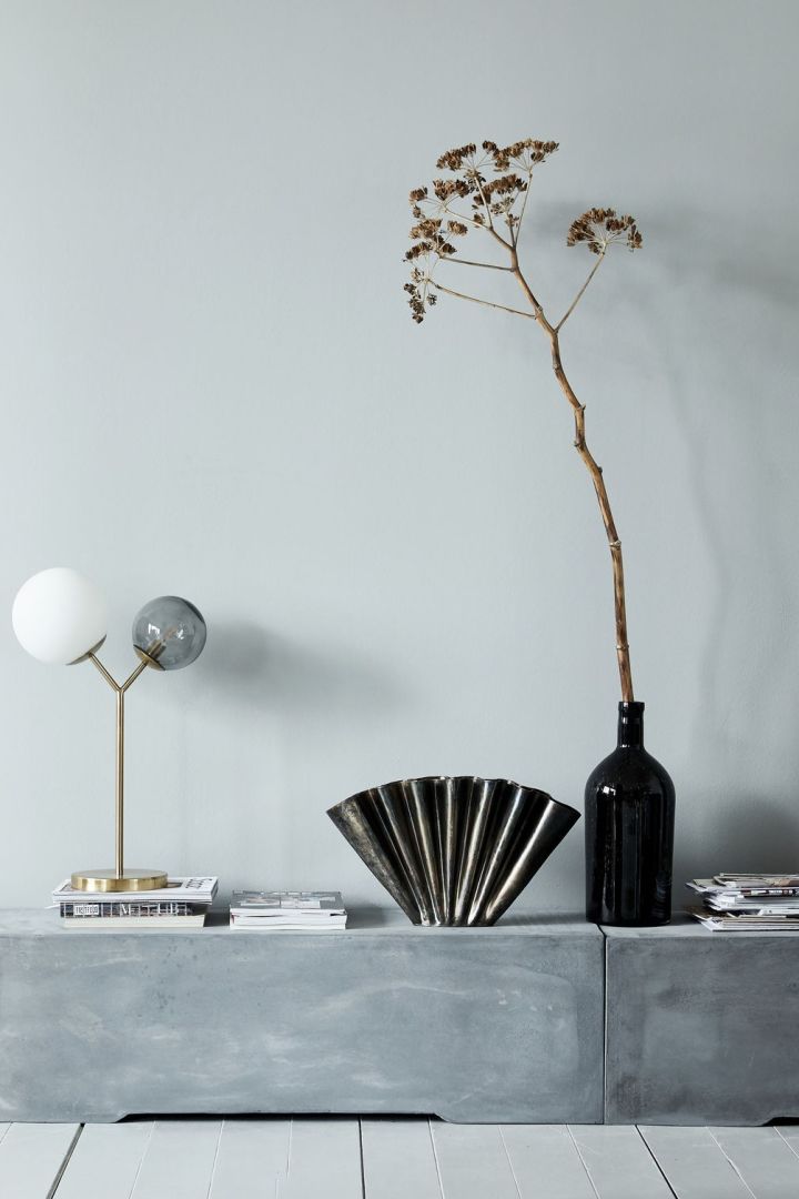 Stilleben inredning – tips för vardagsrummet från House Doctor med vaser och lampa i olika höjder men i gråa och svarta toner. 