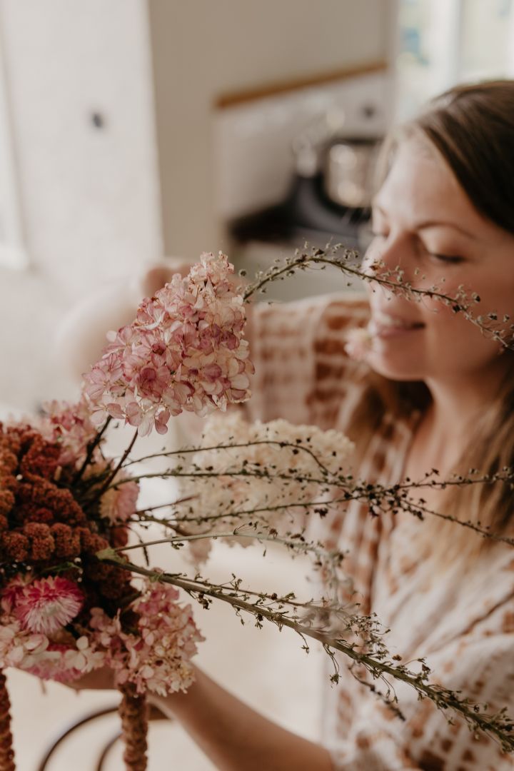 Torkade blommor som dekoration är ett tips från Johanna Berglund @snickargladjen. Här gör hon ett torkat blomstermoln som centerpiece över bordet.