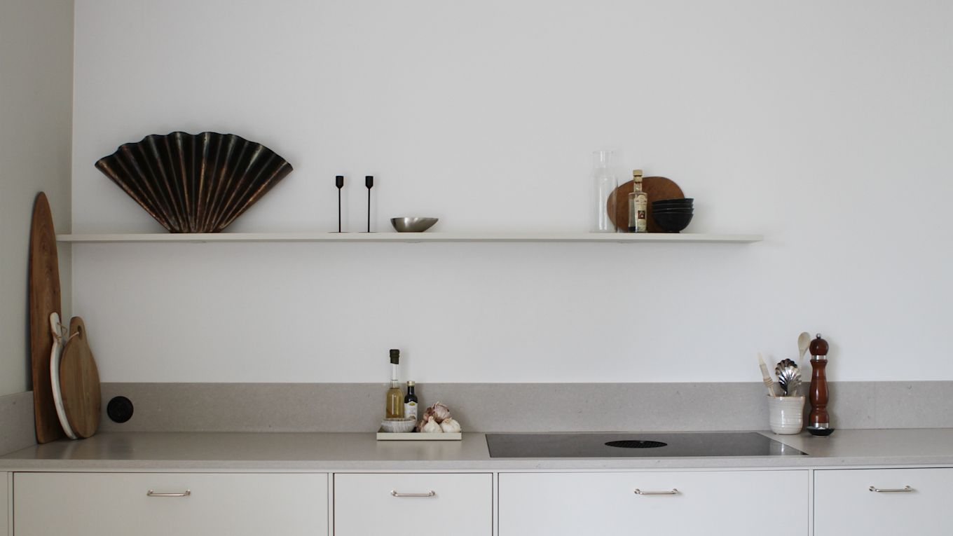 Inredningsdetaljer såsom skärbrädor, vas, ljus och skålar från House Doctor, Bloomingville, Cooee Design och MUUBS pryder nyrenoverade köksbänken av Moe of Sweden.