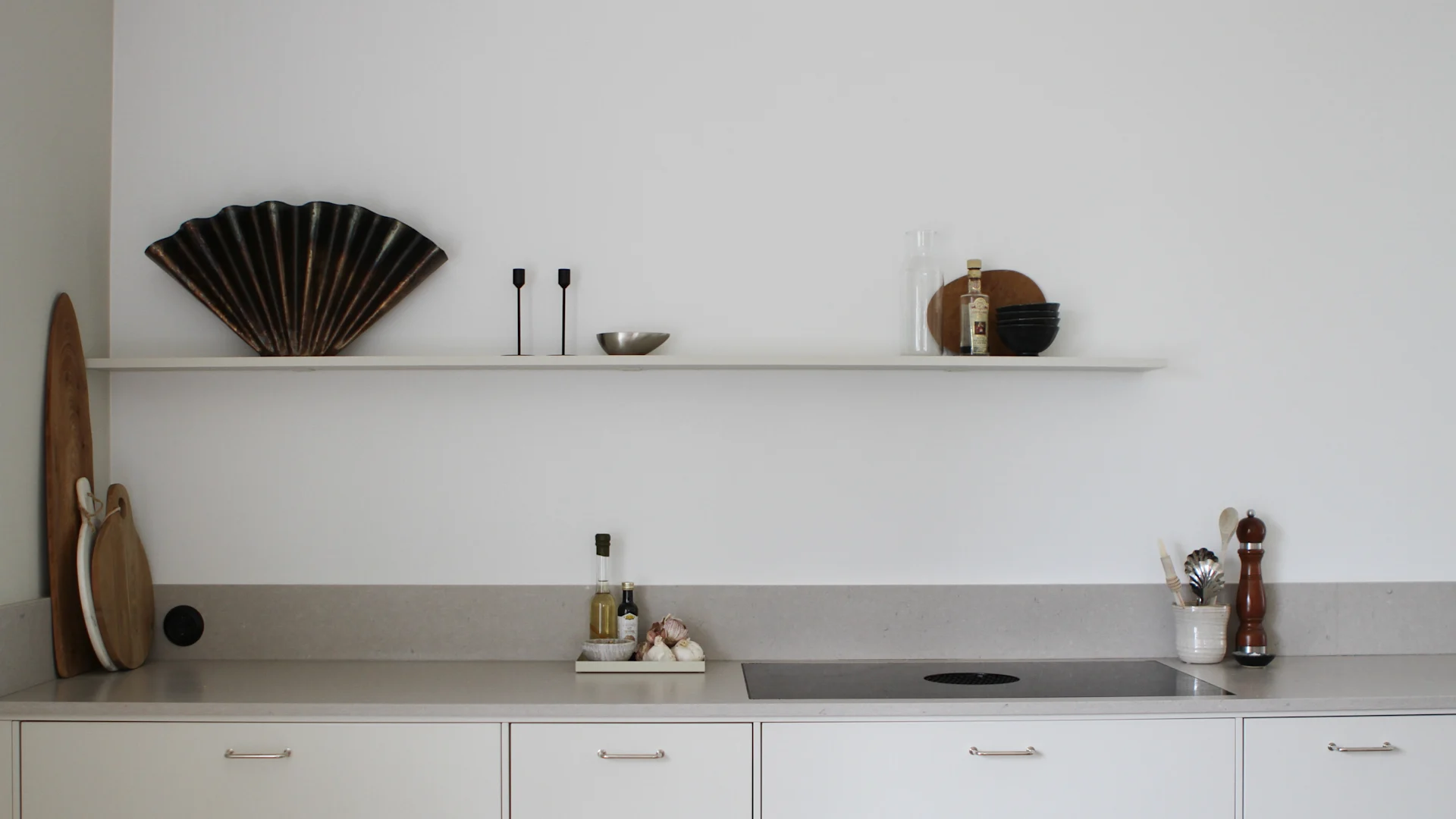 Inredningsdetaljer såsom skärbrädor, vas, ljus och skålar från House Doctor, Bloomingville, Cooee Design och MUUBS pryder nyrenoverade köksbänken av Moe of Sweden.
