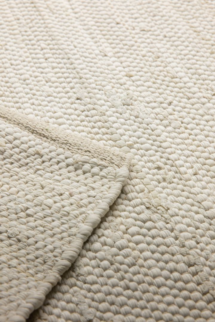 Välj rätt matta genom vår mattguide. Här ser du Cotton bomullsmatta i färgen desert white (vit) från Rug Solid ger ditt hem en ombonad känsla.