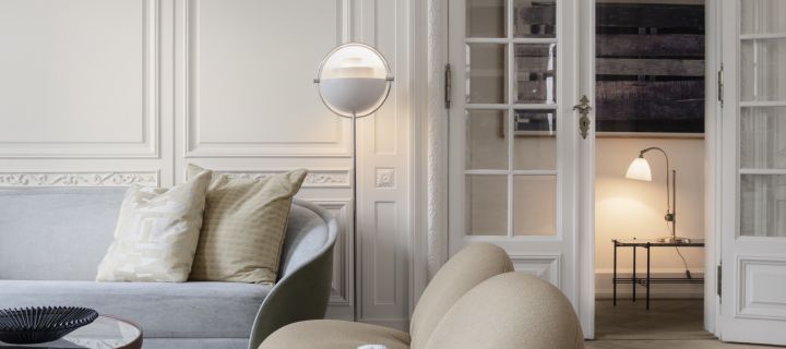 Lys upp din vardag med Multi-Lite golvlampa i krom-vit som är ett belysningstips för hemmet från ikoniska GUBI.