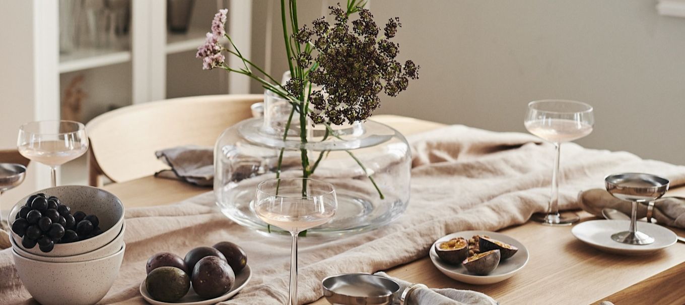 Duka romantiskt med tallrikar och skålar från By On tillsammans med eleganta champagneglas från Blomus.