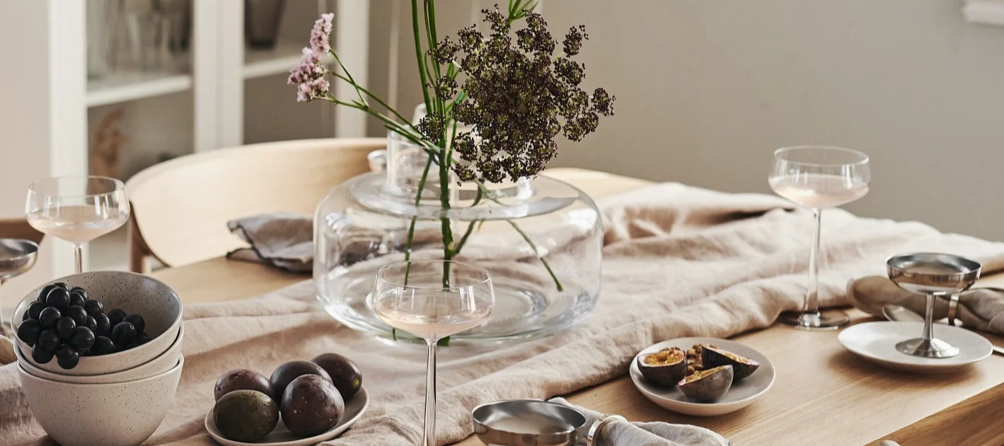 Duka romantiskt med tallrikar och skålar från By On tillsammans med eleganta champagneglas från Blomus.