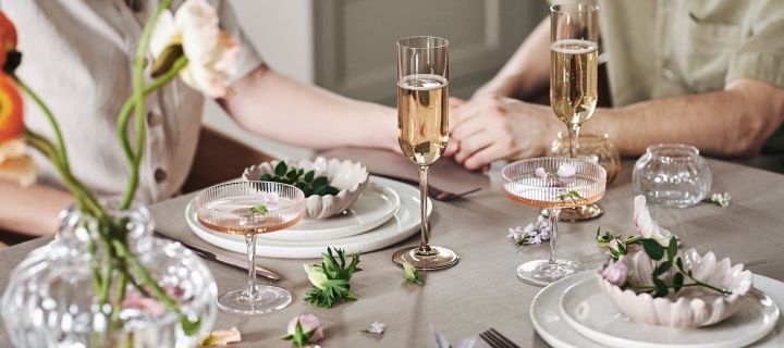 Duka romantiskt med tallrikar och skålar från By On tillsammans med eleganta champagneglas från Blomus.