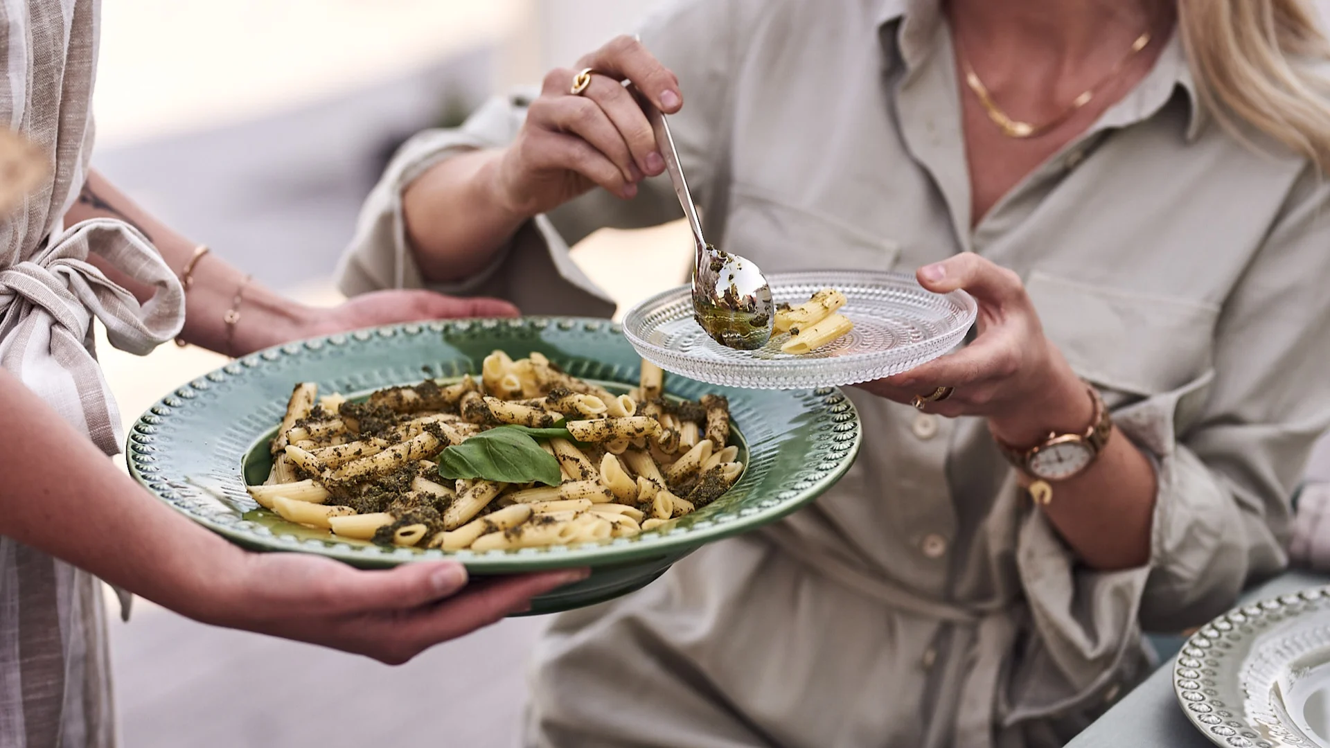 Vegetarisk pasta serveras ur grön serveringsskål från PotteryJo på trädgårdsfesten.