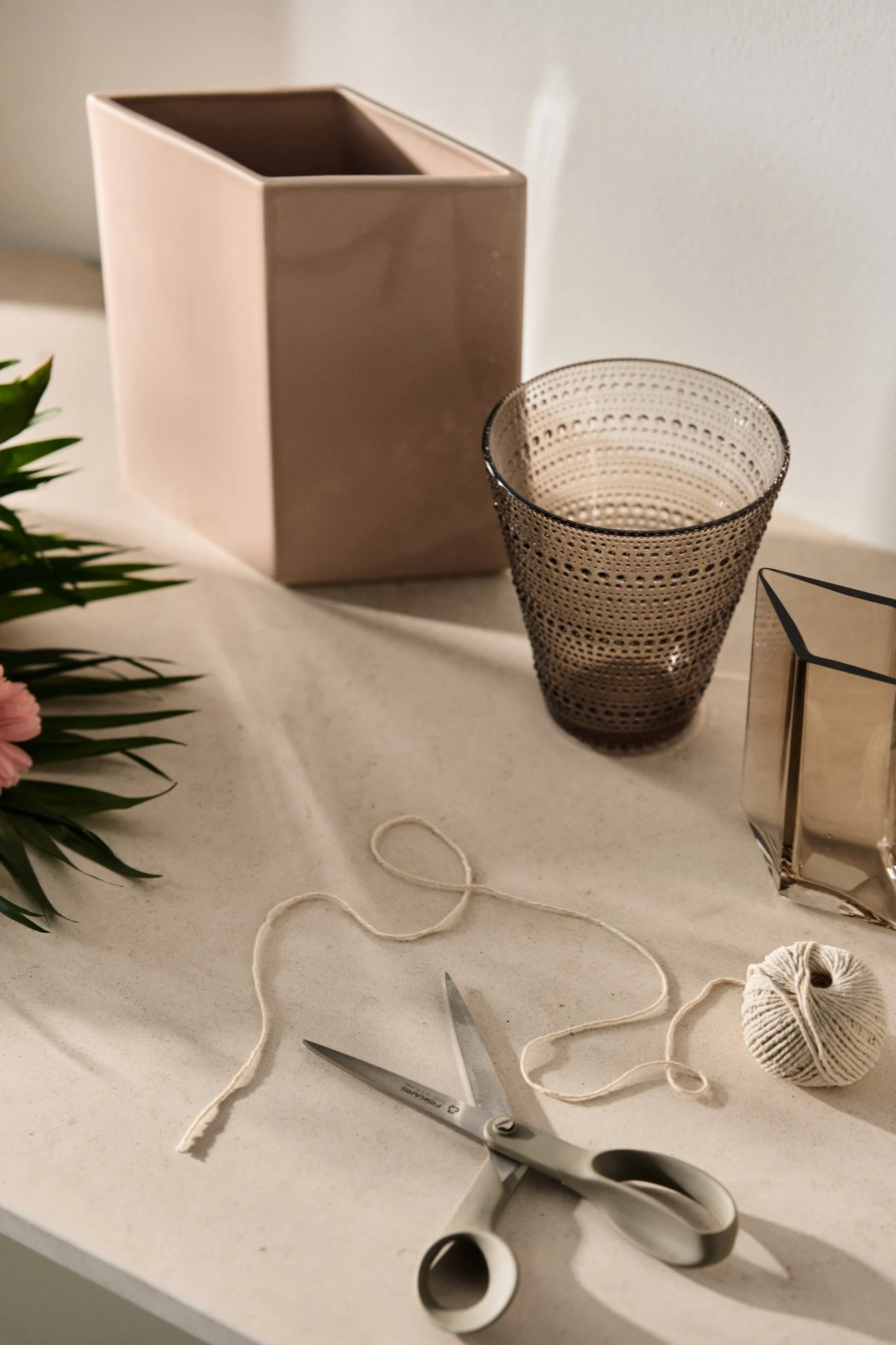 Kastehelmi och Ruutu vaserna från Iittala i jordnära färger är fina att ge bort som ett presentkit som morsdag present.