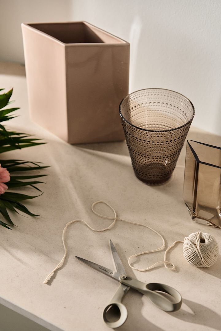 Kastehelmi och Ruutu vaserna från Iittala i jordnära färger är fina att ge bort som ett presentkit som morsdag present.