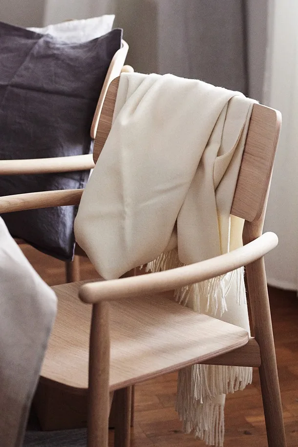 Elvang luxury pläd vilar på karmstolen från Skagerak.