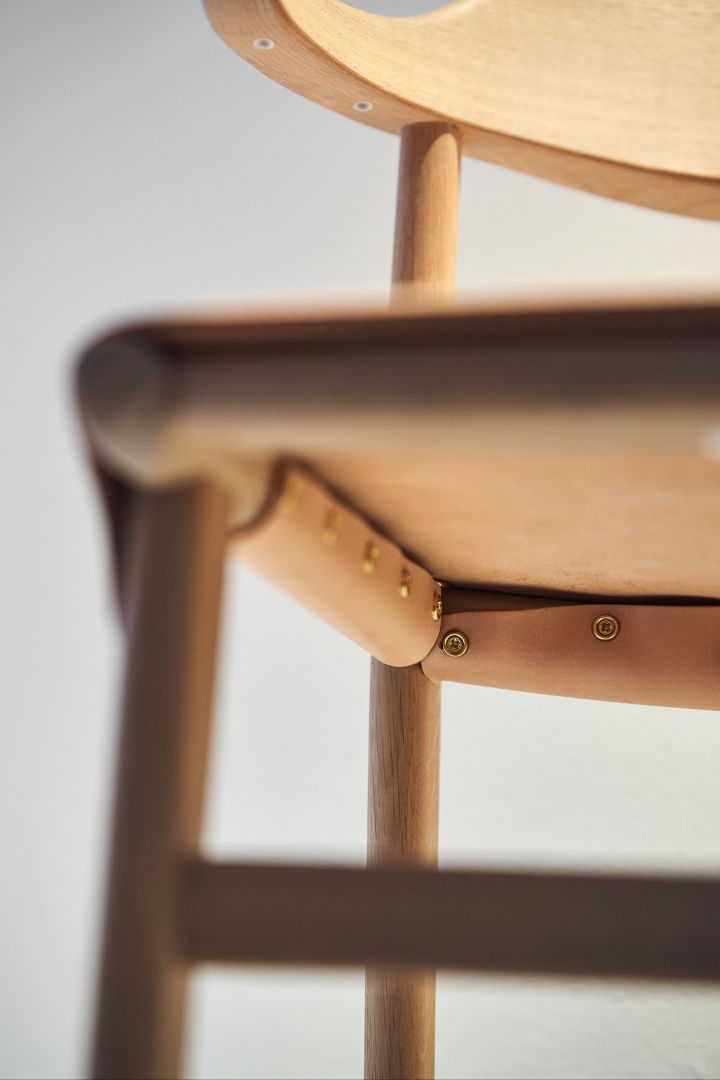 Detaljbild på Hedda karmstol är en av Gärsnäs mest populära stolar, här i ek med lädersits.