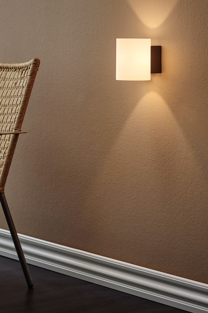 Förnya ditt hem med trendiga lampor - här ser du Herstal Evoke vägglampa som ger ifrån sig ett varmt och behagligt sken.