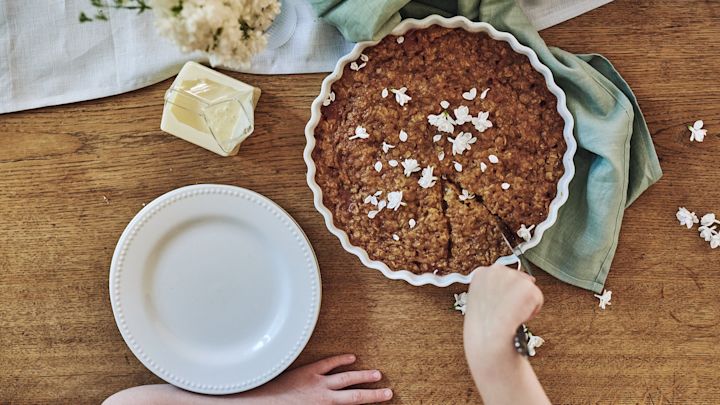 Enkelt och gott sommarrecept – knäckig rabarberpaj dekorerad med Syrén. 