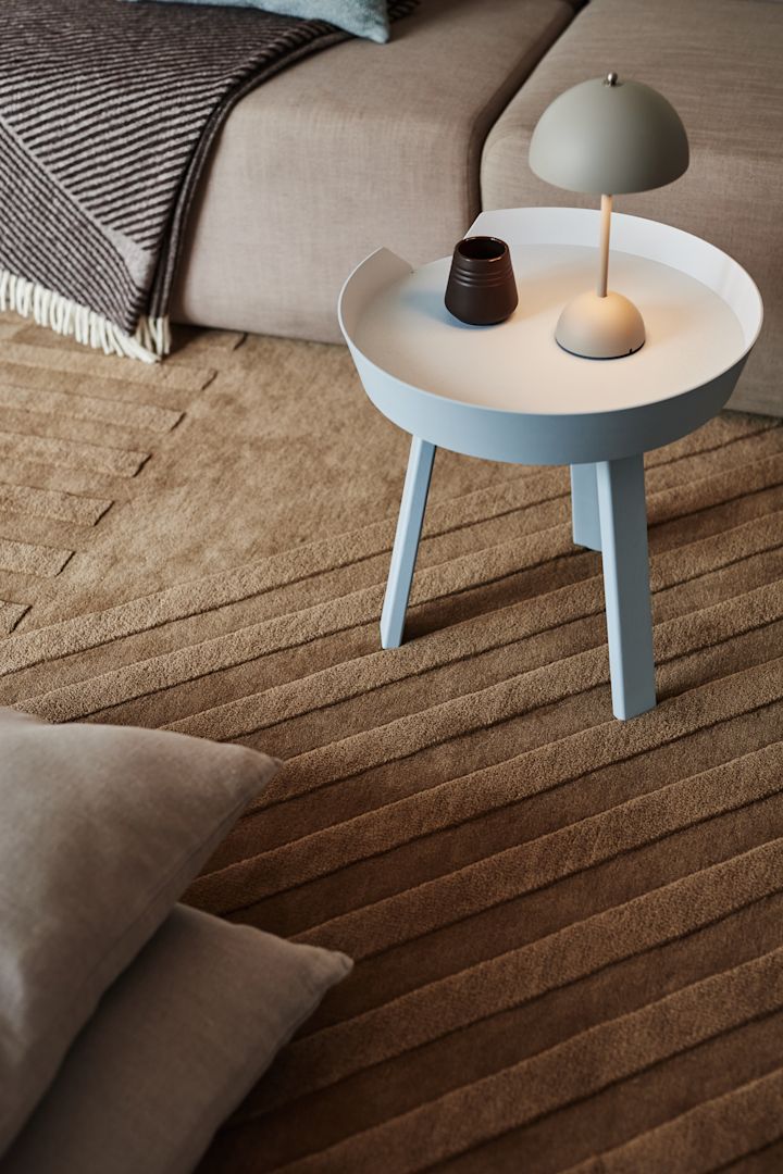Välj rätt matta genom vår mattguide. Här ser du Levels ullmatta Stripes beige från NJRD och Flowerpot från &Tradition ger ditt hem en ombonad känsla.
