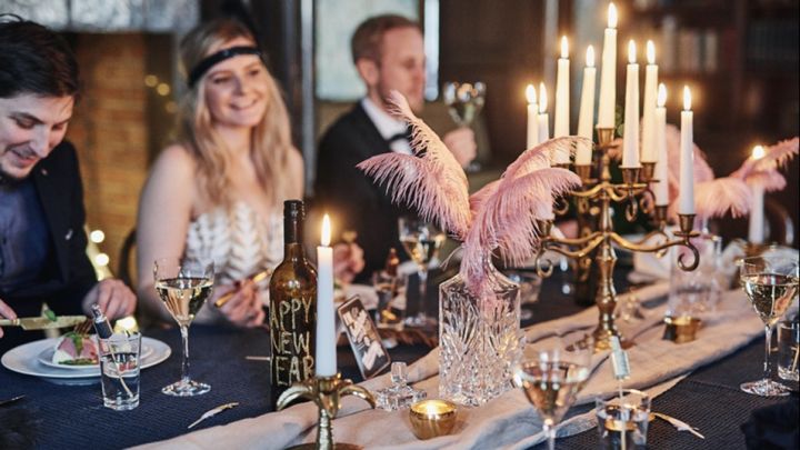 En glamorös nyårsdukning för en nyårsfest med Gatsby-tema med detaljer i guld och ljus från Ester & Erik.