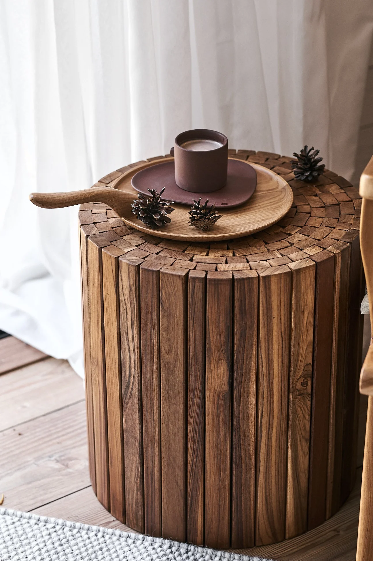 En myshörna inredd med ett sidobord i trä från House Doctor varpå höstfikat vilar. 