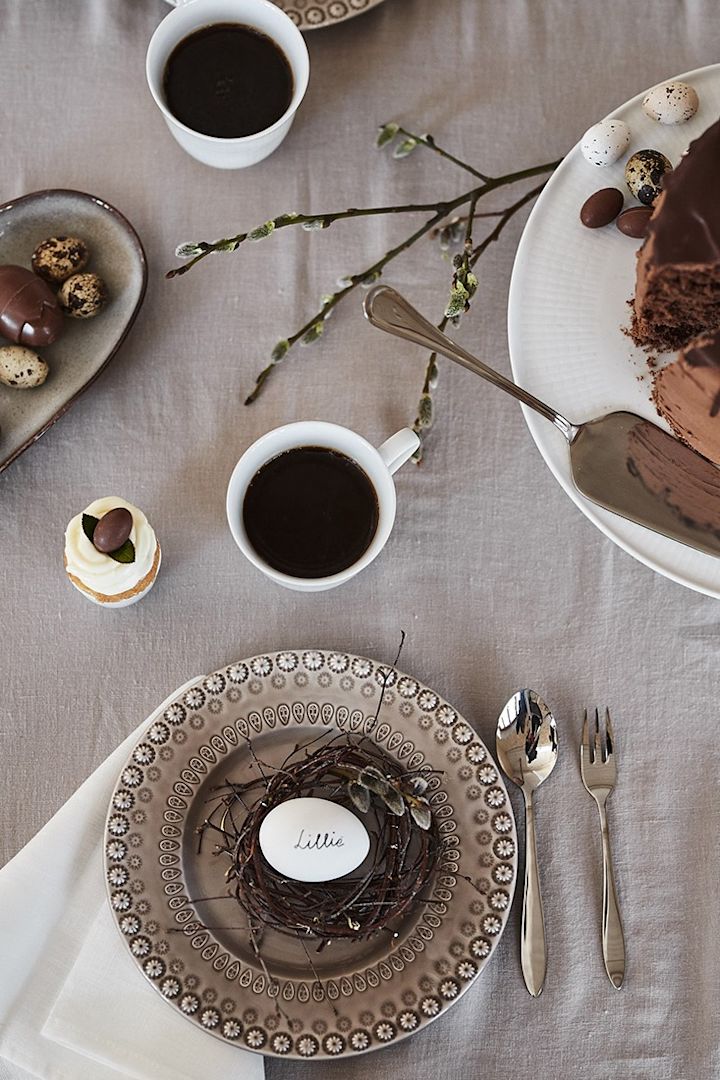 Påskfestens kuvert består av assiett från PotteryJo, efterrättsbestick från Hardanger och Swedish Grace kaffekopp på beige linneduk. 