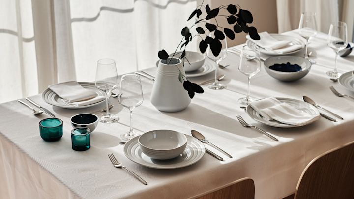Skapa vackra festdukningar genom elegant Lines porslin från NJRD tillsammans med Scandi Living bestick och Geometric linneservetter och linneduk från NJRD.