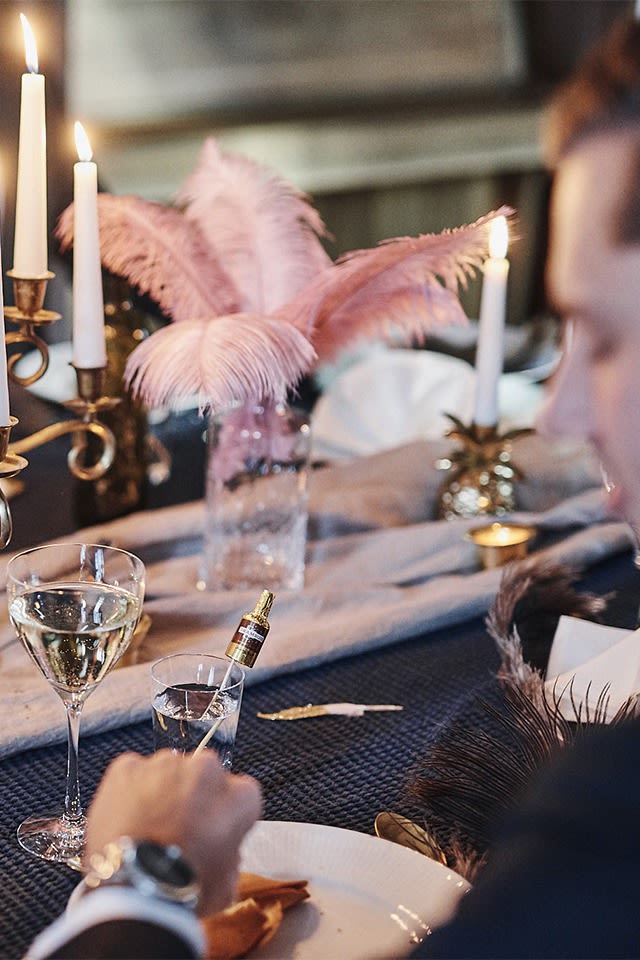 En nyårsdukning i Gatsby-stil med glas från Orrefors på ett blått överkast från Nordic Nest. 