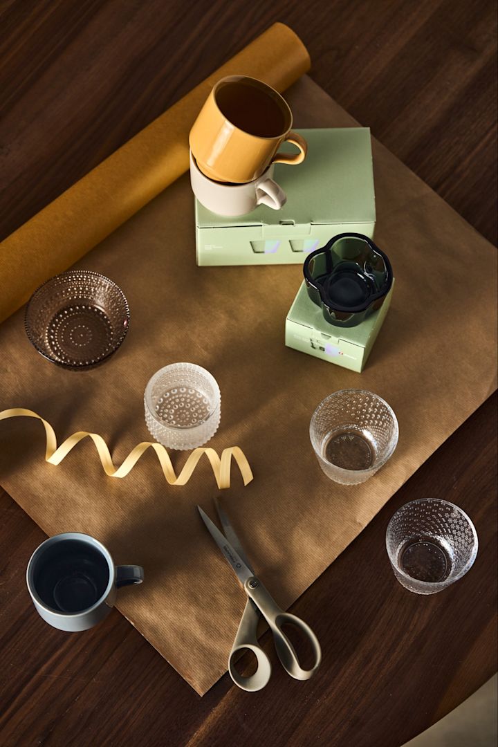Kastehelmi ljuslyktor och Höganäs Keramik muggar från Iittala som ett presentkit är fina att ge bort som gå bort-present.