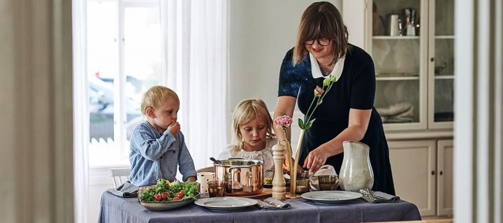 Hemma hos influencern Madeleine Petersson står vardagsmiddagen uppdukad. Här samlas familjen varje dag för måltider och umgänge.