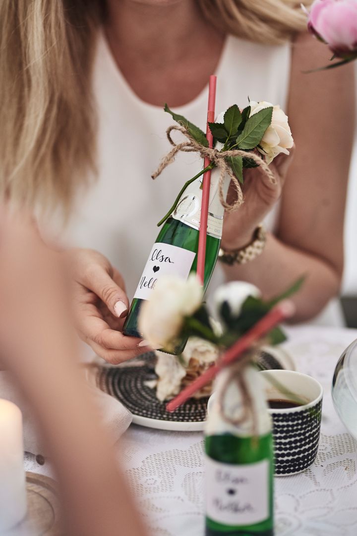 Bubbel serveras ur den lilla flaskan med egengjord etikett. Ett sugrör och en fin ros har bundits fast runt flaskan som en omtänksam detalj. 