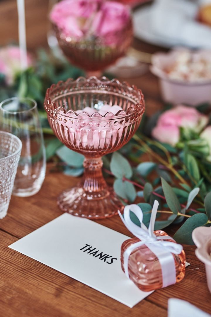 En gästgåva i en vacker glasask från Iittala och ett tackkort från Design Letters blir uppskattat på tjejfesten. 