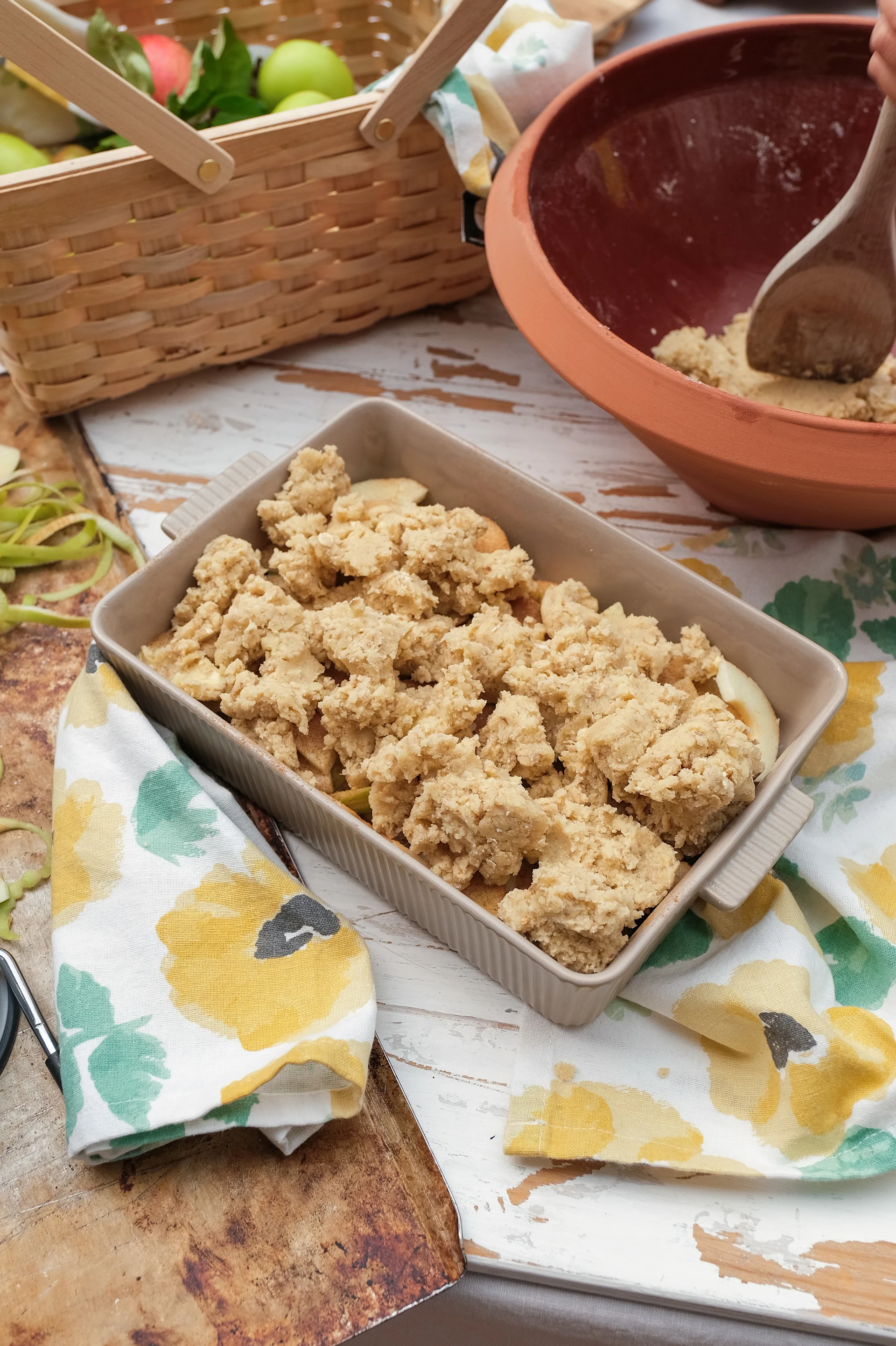 Bild som visar Flora ugnsform från Sagaform, en beige ugnsform med handtag med en obakad äppelpaj i.