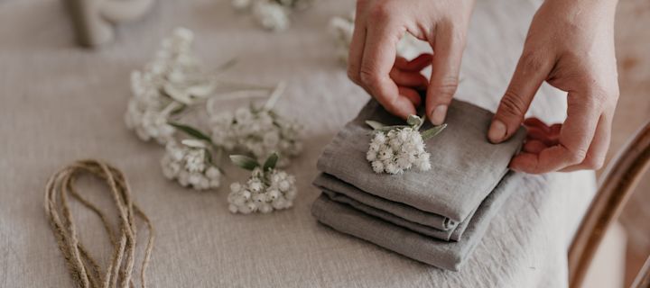 Johanna Berglund @snickargladjen dekorerar linneservett från Himla med torkade blommor.