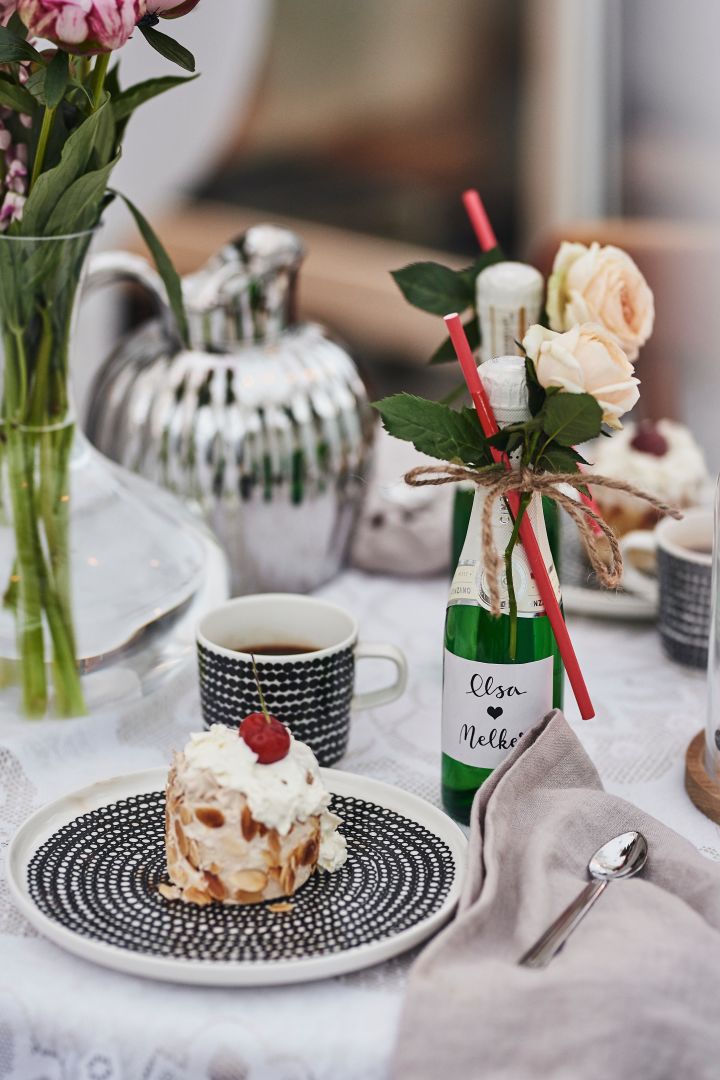 Kaffekopp och assiett från Marimekko utgör romantiska kvällsfikat för två där en god bakelse serveras tillsammans med bubbel. 