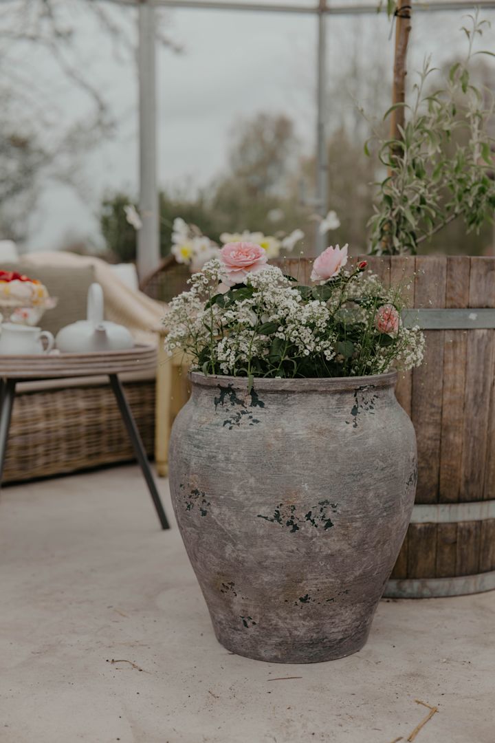 Krukor såsom Hanja kruka från Muubs med vackra blommor i är perfekt att inreda växthus med. Foto: Johanna Berglund, @snickargladjen