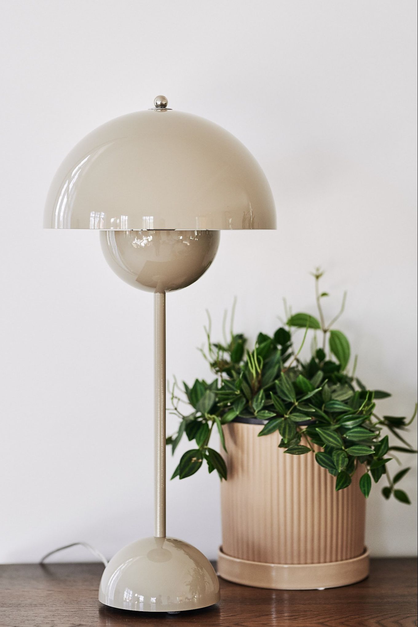 Bordslampan FlowerPot VP3 har en tidlös design med över 50 år på nacken, trots det så är den fortfarande lika aktuell och populär.