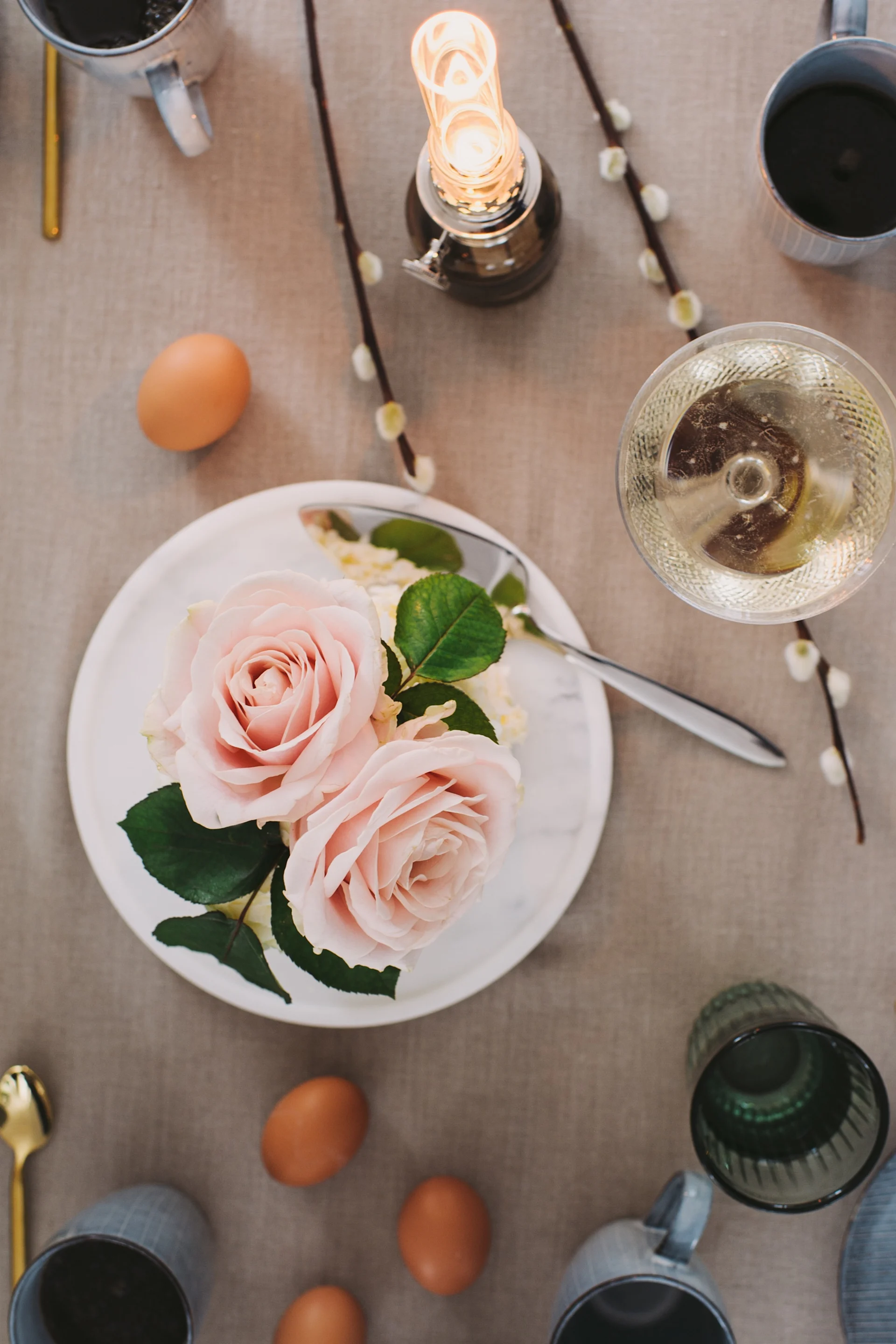 Videkvistar och hönsägg är vackra tips på dekorationer till påskdukningen som här där påskfikat står serverat.