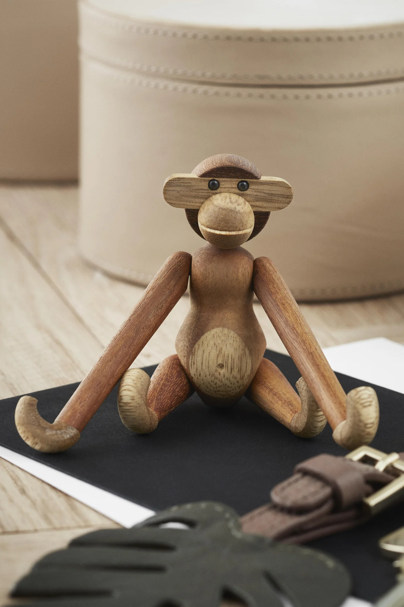 En dekorationsapa från Kay Bojesen som hänger från en trägunghäst, ett perfekt samlarobjekt och en uppskattad julklapp.