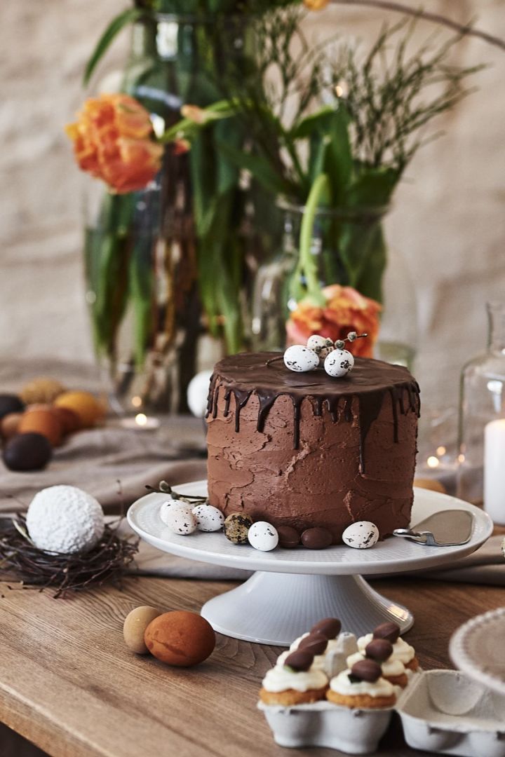 En påsktårta i choklad välkomnar gästerna till buffébordet på påskfirandet där den tronar på ett Swedish Grace tårtfat från Rörstrand. 