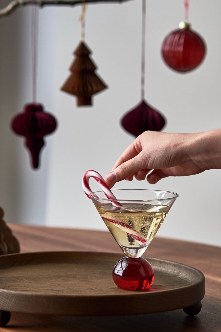 Bjud på enkel juldrink med glögg och bubbel i Spice dinkglas från Byon med polkagris som garnityr.