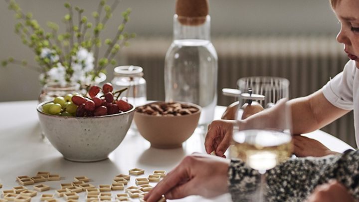 Frukt finns för gästerna att plocka ur Nordic Sand skål från Broste Copenhagen på bordet medan det spelas. 