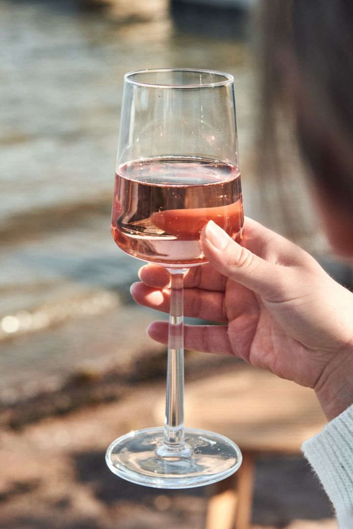 Essence vinglas från Iittala finns både som rödvinsglas & vitvinsglas, den tidlösa designen både till enklare & mer festliga tillfällen.