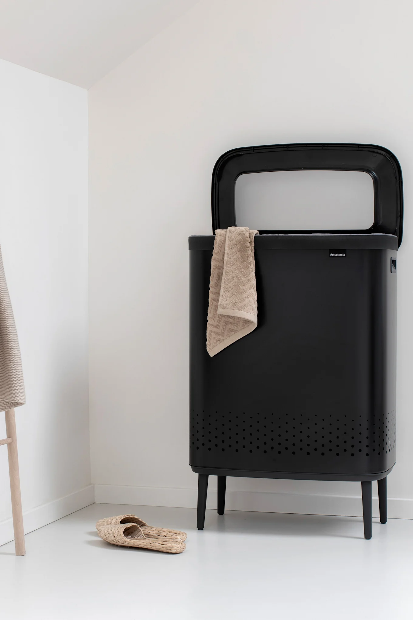 Bo tvättkorg från Brabantia är en praktisk inredningsdetalj att inreda litet badrum med för att skapa mer ordning och reda.