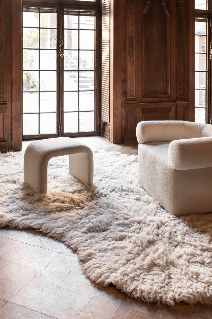 Inred ditt vardagsrum med en matta med lång lugg i annorlunda form, här vit från Layered. 