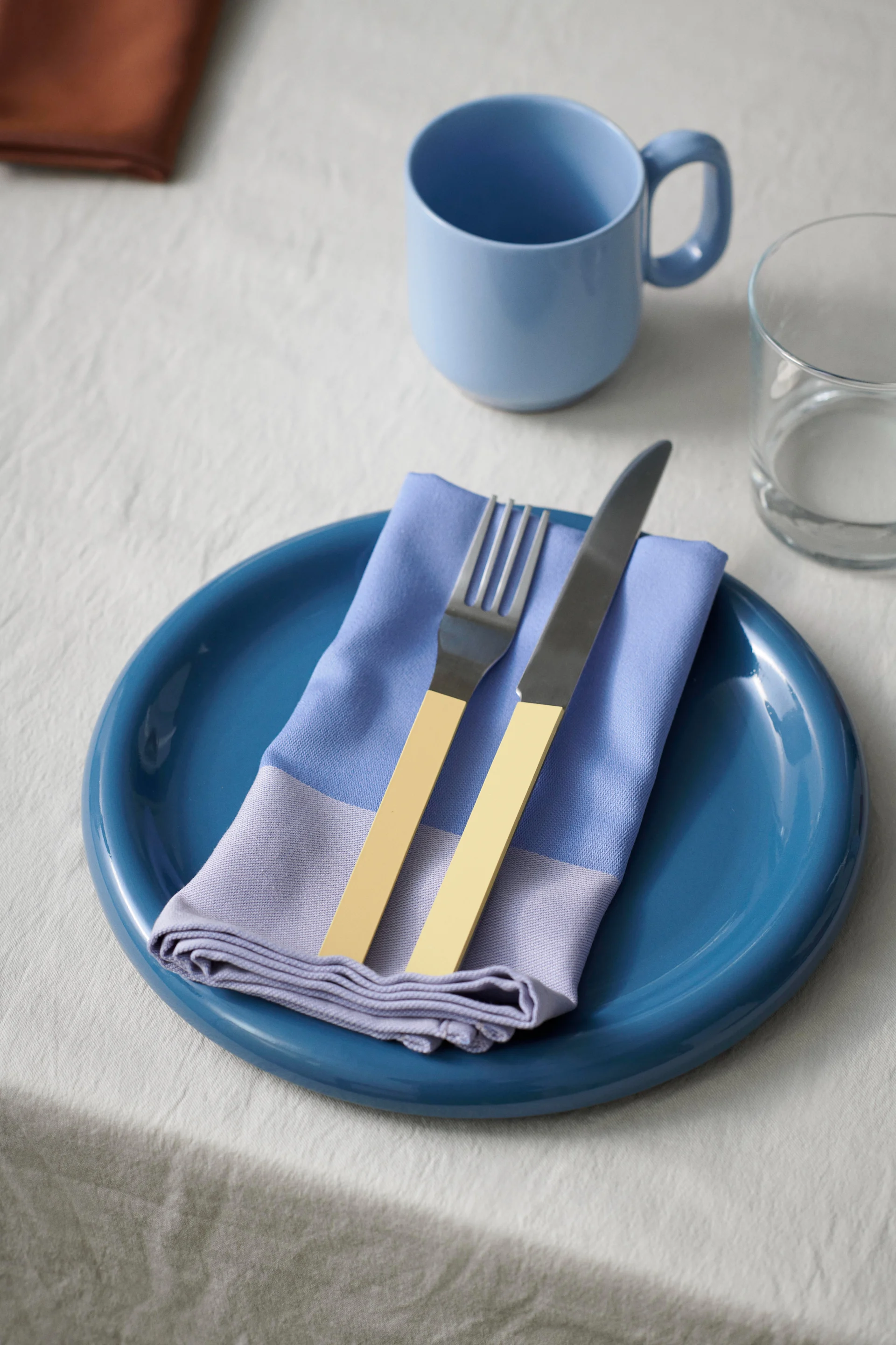 Chunky porslin hör vårens inredningstrender 2024 till, här Barro tallrik från HAY som har en rund, bullig design med överdriven kant och högblank finish.