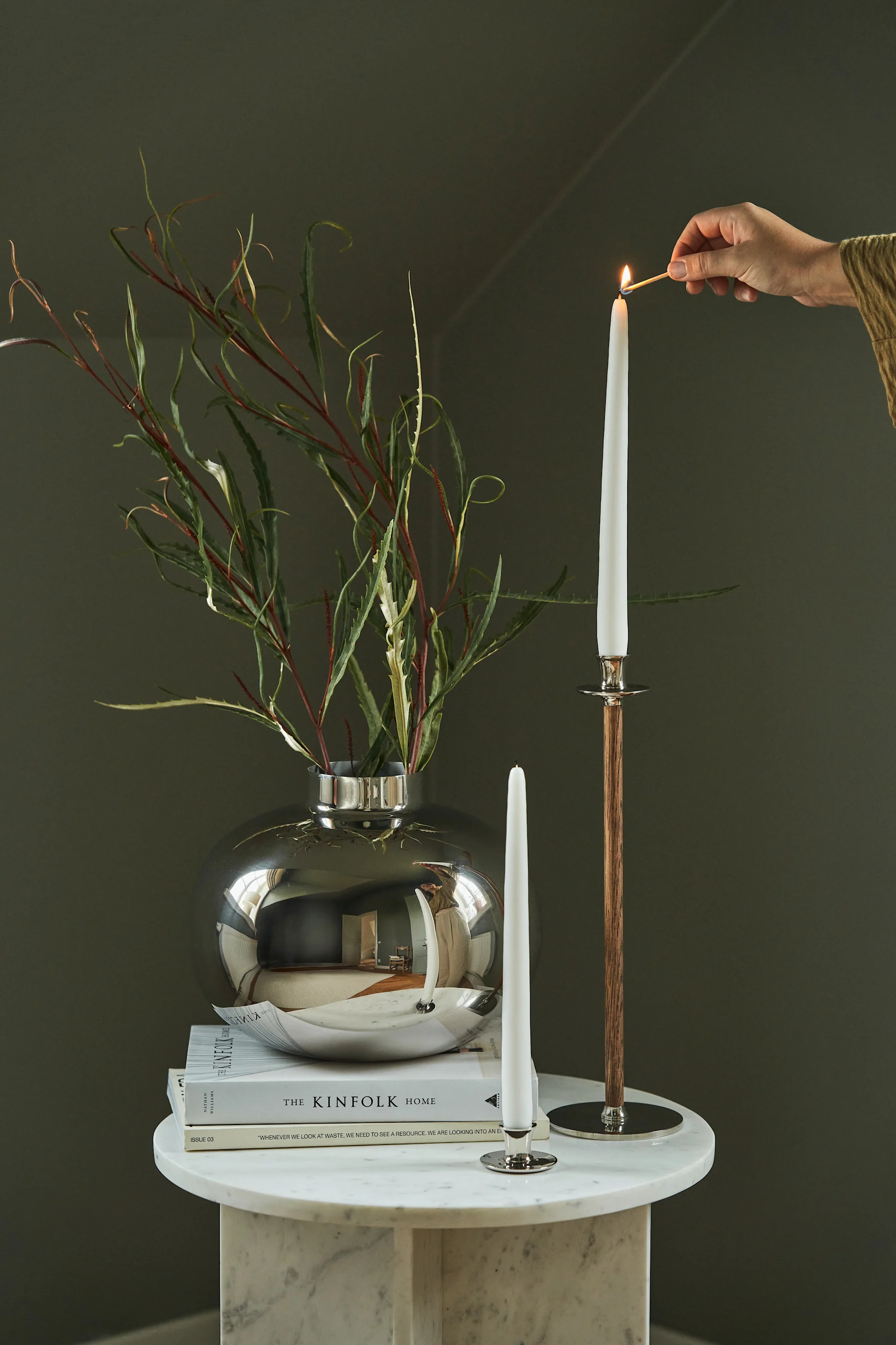 Ljusstake i krom och ek samt en vas i krom,  från svenska varumärket Hilke - perfekt tips på mors dag present. 