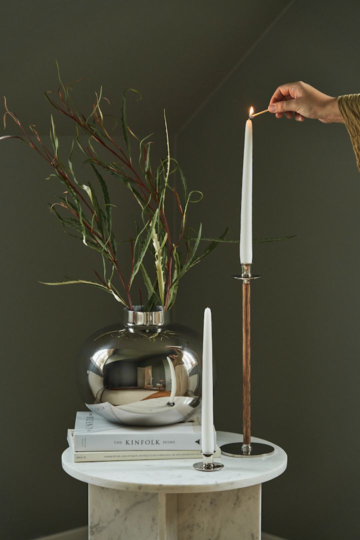 Ljusstake i krom och ek samt en vas i krom,  från svenska varumärket Hilke - perfekt tips på mors dag present. 