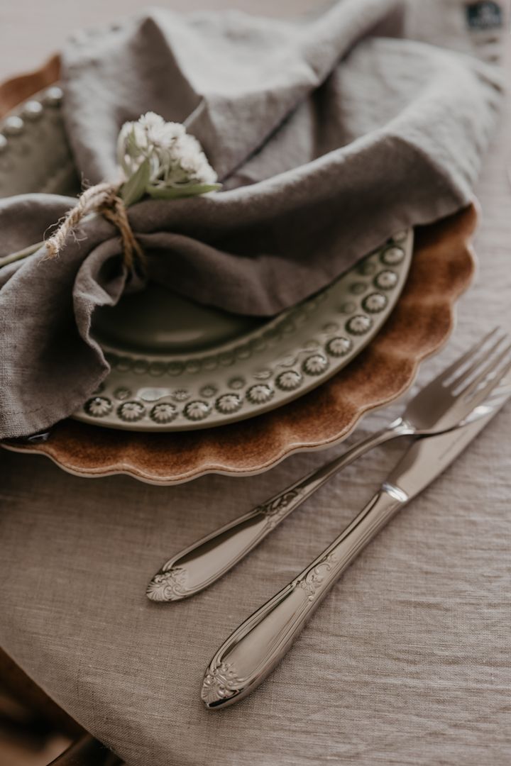 Skapa en lantlig festdukning som profilen @snickargladjen som kombinerat Oyster tallrik från Mateus med Daria assiett från Pottry Jo, till det en knuten linneservett, ledig linneduk och antika bestick.