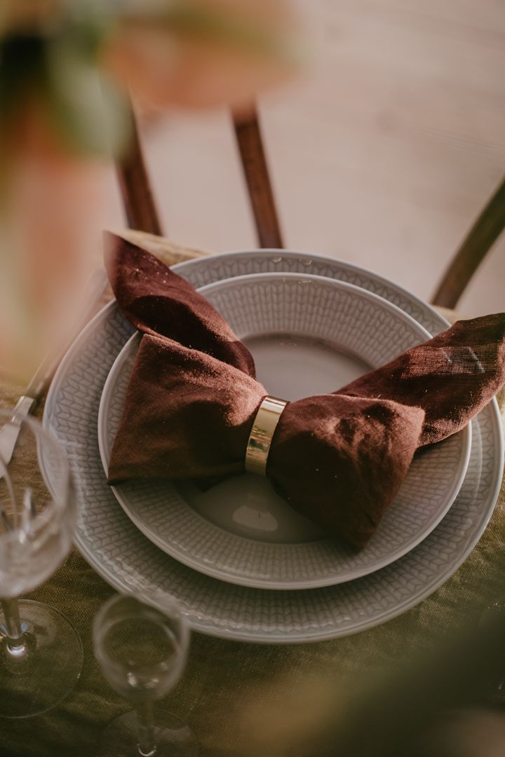 Skapa vackra festdukningar genom stilrent Swedish Grace porslin från Rörstrand tillsammans med en linneservett från Ferm Living. Foto: @snickargladjen