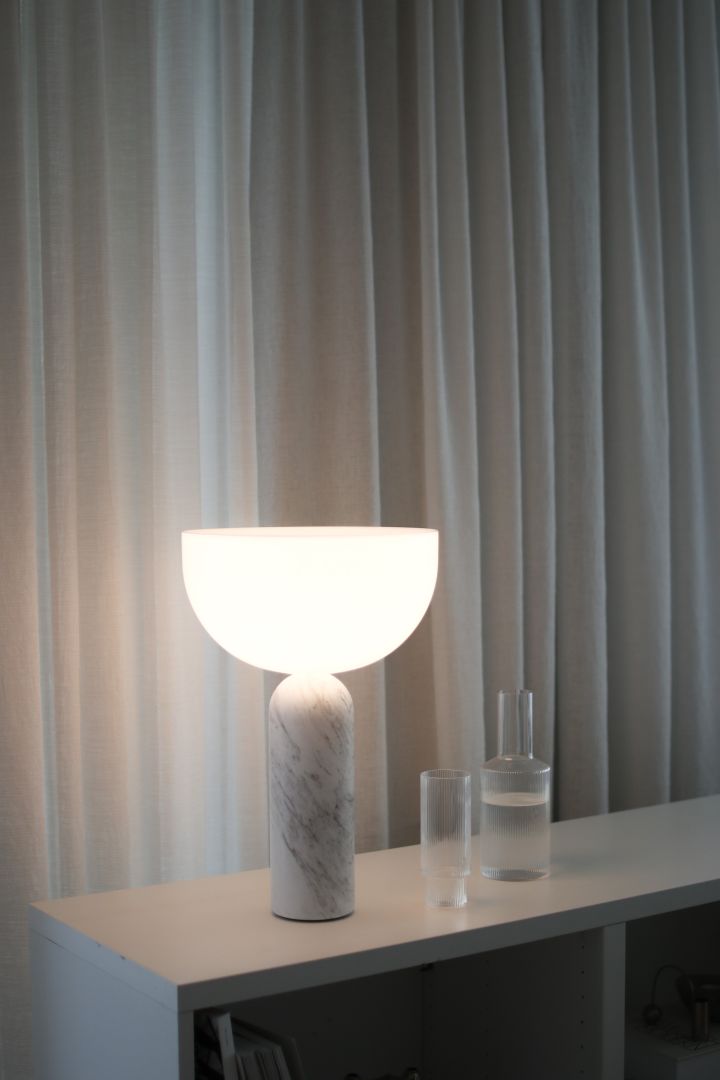Kizu-lampan från New Works och Ripple karaff hemma hos Instagram-profilen @ellesklingen. 