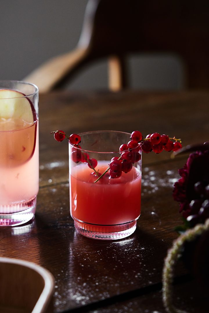 Mocktails: Servera Virgin Mai Tai i en Saga Tumbler från Sagaform och garnera med röda vinbär.
