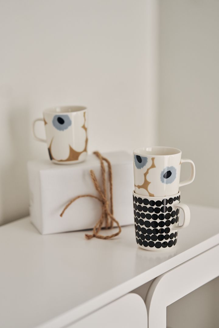 Mönstrade muggar från Marimekko är perfekta exempel på tidlösa designgåvor att ge bort i alla tillfällen. 