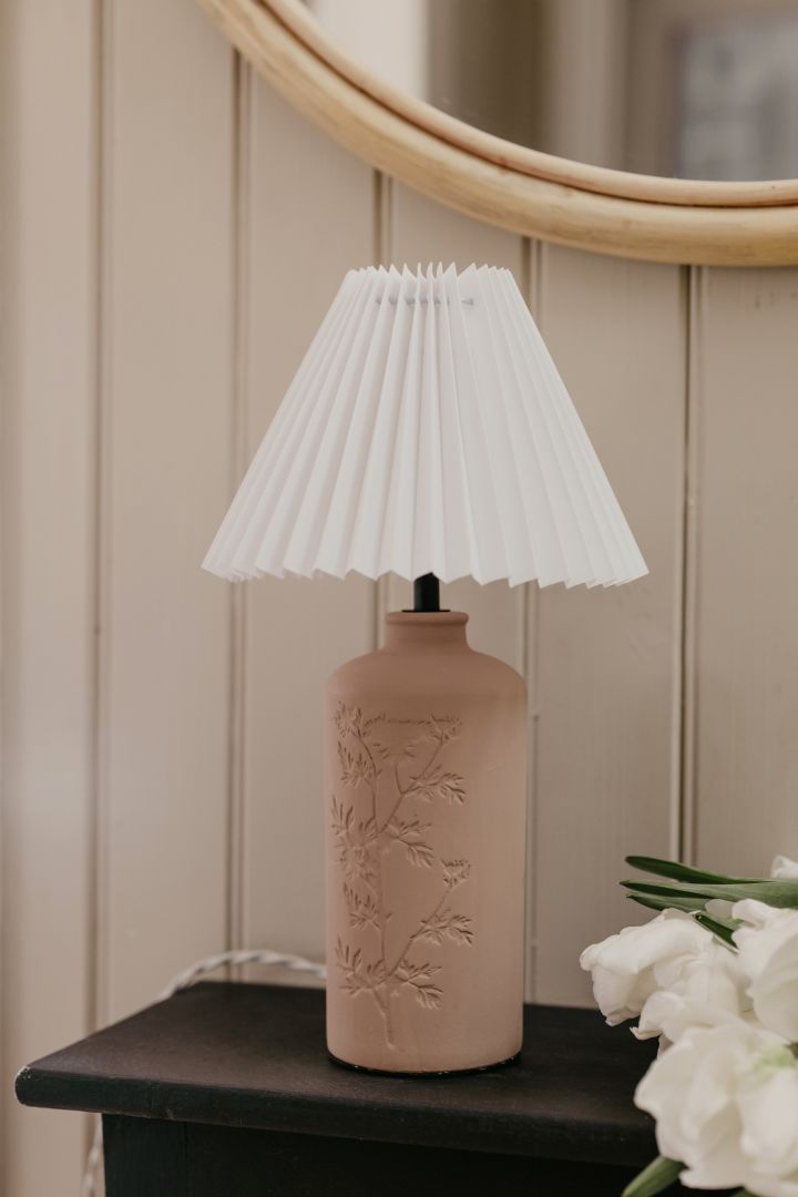 Flora bordslampa från Globen Lighting, designad av Johanna Berglund @snickargladjen, är ett tips på en trendig lampa med plisserad lampskärm i romantisk stil.