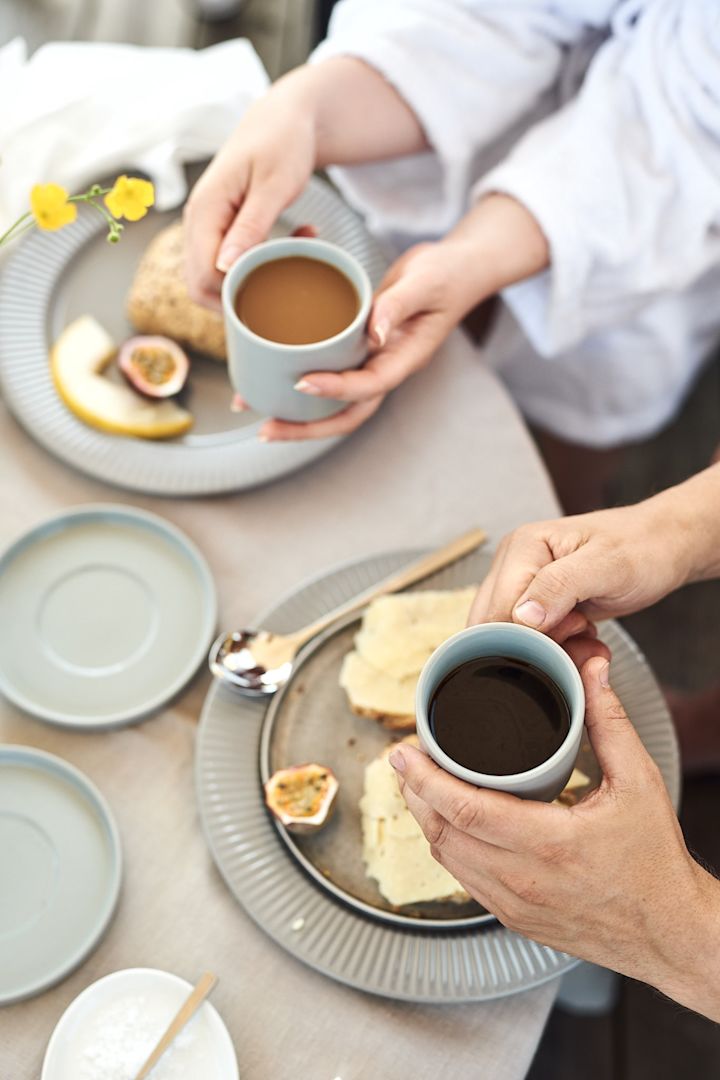 Kaffekoppar från Blomus fyllda med nybryggt kaffe för en mysigare frukoststund. 